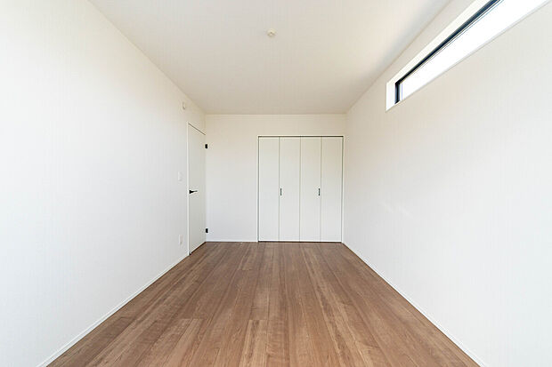 【寝室】シンプルな空間だからこそ、ご家族の色に染められます。お子様の成長に合わせて変化を楽しめるお部屋です。