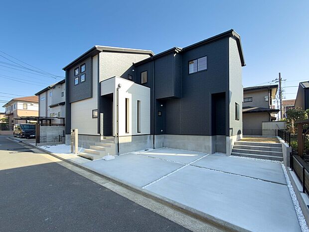 【外観】黒と白の洗練されたコントラスト。道行く人が思わず振り返る、都会的でモダンな佇まいが、家族の日常を誇らしく、鮮やかに彩ります。