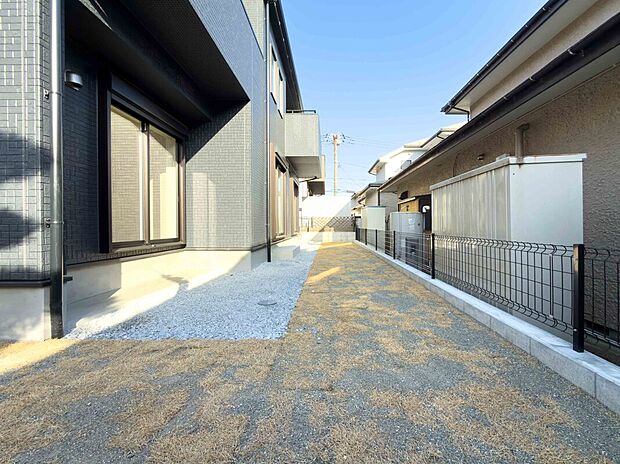 【お庭】お子様がのびのび駆け回れるプライベートなお庭。周囲の視線を気にせず、夏はプールや土いじりなど、家族の思い出が鮮やかに彩られる空間です。