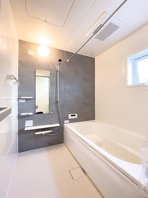 【バスルーム】一日の疲れを癒す、上質なバスタイムを。落ち着いたデザインが心に安らぎを与えます。家族でゆったり寛げる、贅沢なひとときを。