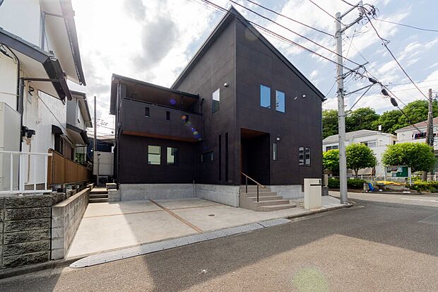 【外観】洗練されたモダンな外観と、緑豊かなシンボルツリーが調和する邸宅。家族みんなが誇らしく思える、笑顔あふれる我が家をここで形に。