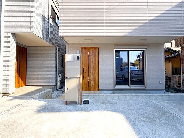 【玄関まわり】不在時の荷物の受け取りに便利な宅配ボックスがあります。