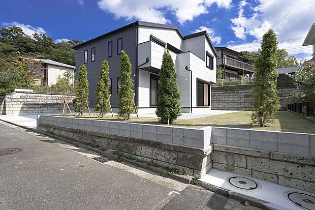 前面道路は閑静な住宅地をはしる車通りの少ない道路。ゆとりのある住宅地で部屋の窓を開けるとそこには心地よい風が通りぬけます。
