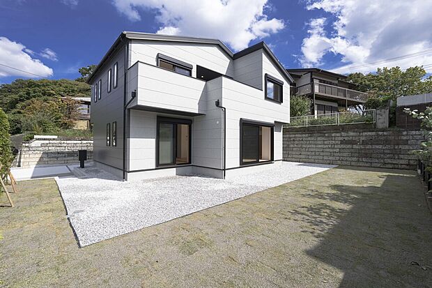 【品格ある外観】日々の生活の「あったらいいな」がたくさんつまった家。毎日に時間とゆとりが増え、生活が輝き始める。そんなことが、いつの間にか当たり前に感じることができる。毎日に感動を、「こころ躍る家」。