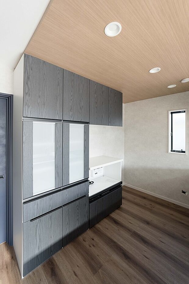 【カップボード】整理収納もお手入れもしやすいモデルルームのようなキッチンに。大きさや形の異なる調理道具をすっきり、使いやすく収納。最初からカップボードがあるとキッチン整理が楽ですね。
