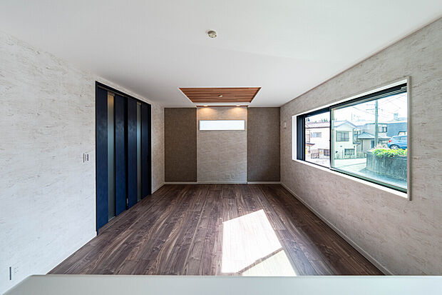 【リビング】リビングで子供が走ってる姿を見ながら、大きなソファやダイニングテーブルでゆったり食事をしたりくつろぎたい。そんな夢が叶えられる空間です！