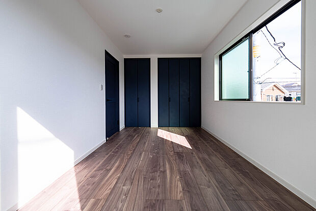 【洋室】一人ひとりの大切なプライベート空間。趣味・感性で個性的に飾って頂けるようシンプルに仕上げてあります。ゆとりある広さで、一人の時間をゆったりと過ごせる安らぐお部屋になるはずです。
