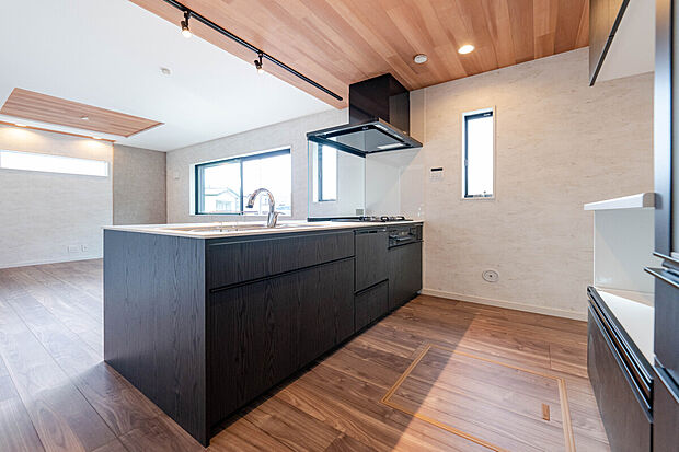 【キッチン】ご家族みんなで調理ができる位のスペースを実現したキッチン空間となっております。みんなで作った料理を召し上がりながらの会話は至福のひとときになるはずです。