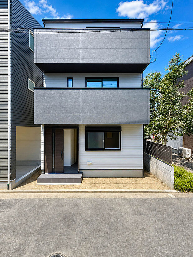 【モダンな雰囲気が魅力的です。】建物完成しているので、ご都合に合わせて見学できます。当日見学も受け付けています。お気軽にお問い合わせください。