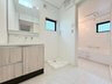 【洗面】トップボードは広めに設計、両サイドにはたっぷり収納を完備した洗面台なので、時間のない朝でも二人同時の身支度もスムーズに済ますことができます！