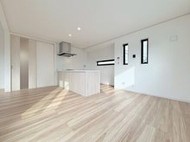 【LDK】空間を広く使う事ができるＬＤＫの間取りです。ダイニングとリビングを分ける事ができるので、広々としたリビングでゆったりと過ごせます。