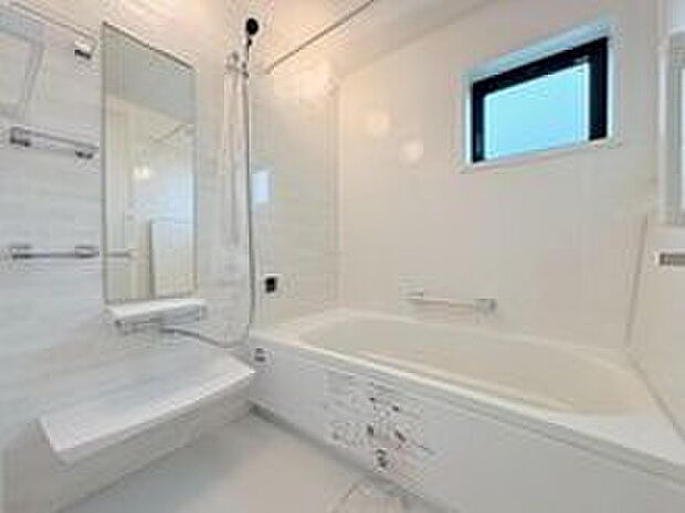 【浴室】お子様と入ってものびのびと使えて親子のコミュニケーションもとれる広々浴槽です♪一人でも足を伸ばしてゆっくりとリラックスして浸かることができるので日々の疲れもしっかり取れます。