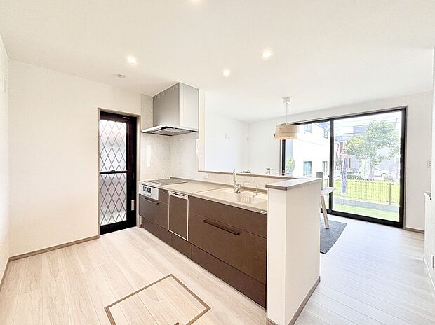 勝手口のある明るいキッチン。ゴミ捨て場を屋外にすることもでき、換気にも役立ちます。