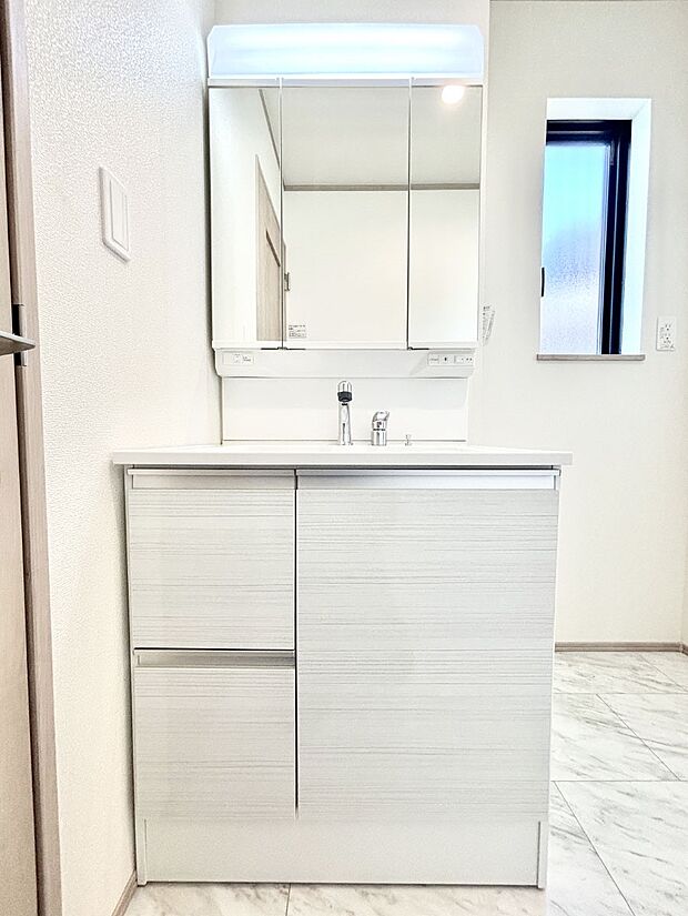 大きく見やすい三面鏡で清潔感ある洗面台は、身だしなみチェックや肌のお手入れにおすすめです。