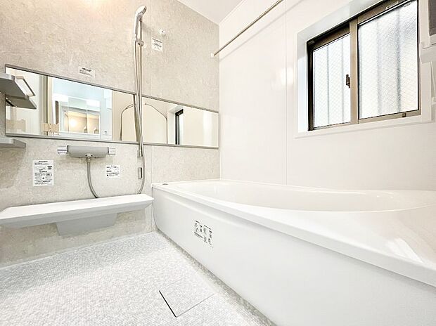 一日の疲れを癒してくれる明るい清潔感のあるバスルーム