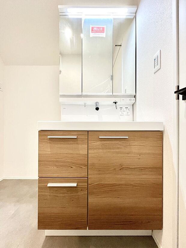 大きく見やすい三面鏡で清潔感ある洗面台は、身だしなみチェックや肌のお手入れにおすすめです。 