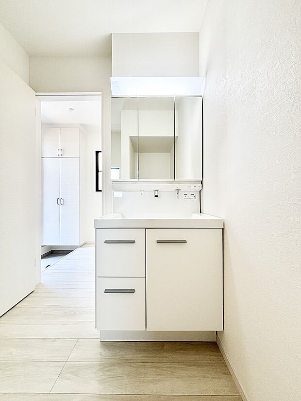 収納力と機能性に優れた洗面化粧台