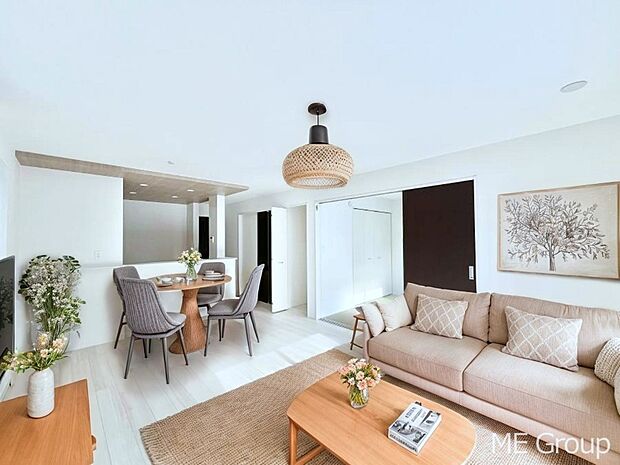 落ち着いた雰囲気のLDKは家族みんなの快適空間※家具はCGです