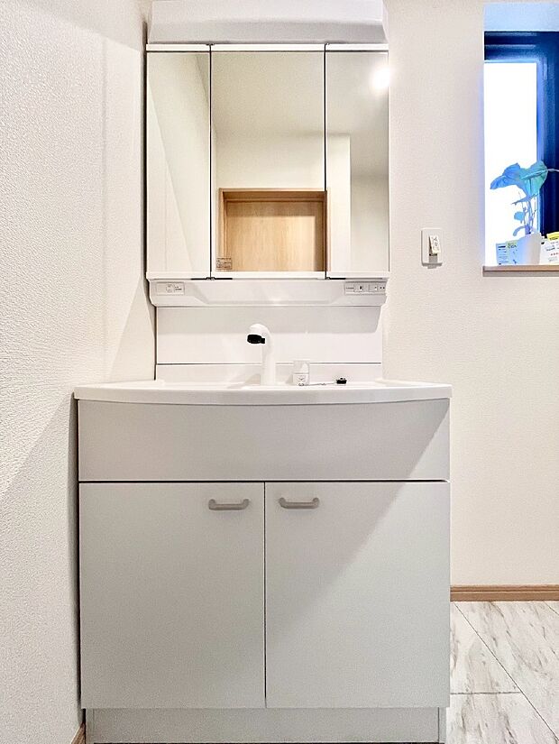 大きく見やすい三面鏡で清潔感ある洗面台は、身だしなみチェックや肌のお手入れにおすすめです。 