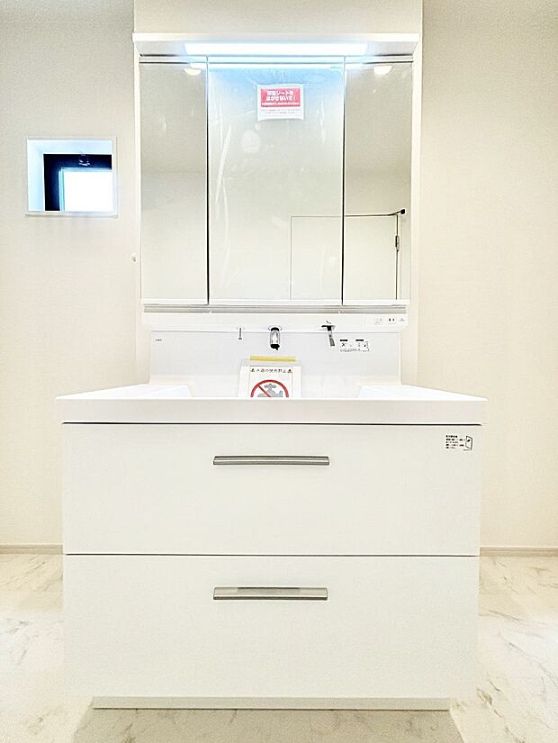 三面鏡の裏に、化粧品や衛生用品などを収納可能。洗面台をすっきりと保ちます！