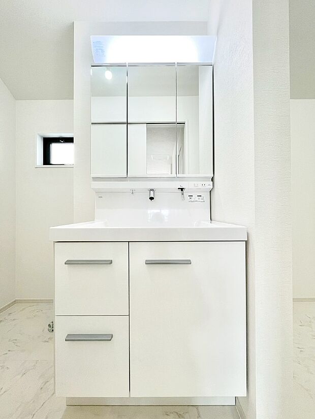 収納力と機能性に優れた洗面化粧台　