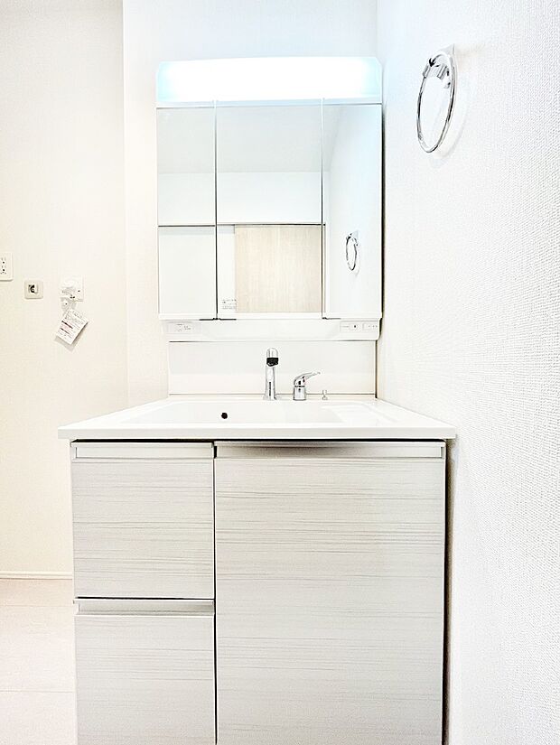 スタイリングに便利な三面鏡、ミラーキャビネットで細かい物スッキリ