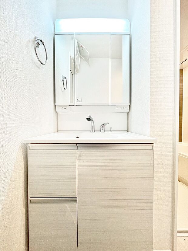 スタイリングに便利な三面鏡、ミラーキャビネットで細かい物スッキリ