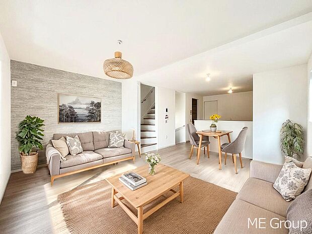 ご家族の賑やかな話し声で包まれる明るいリビング ※家具はCGです