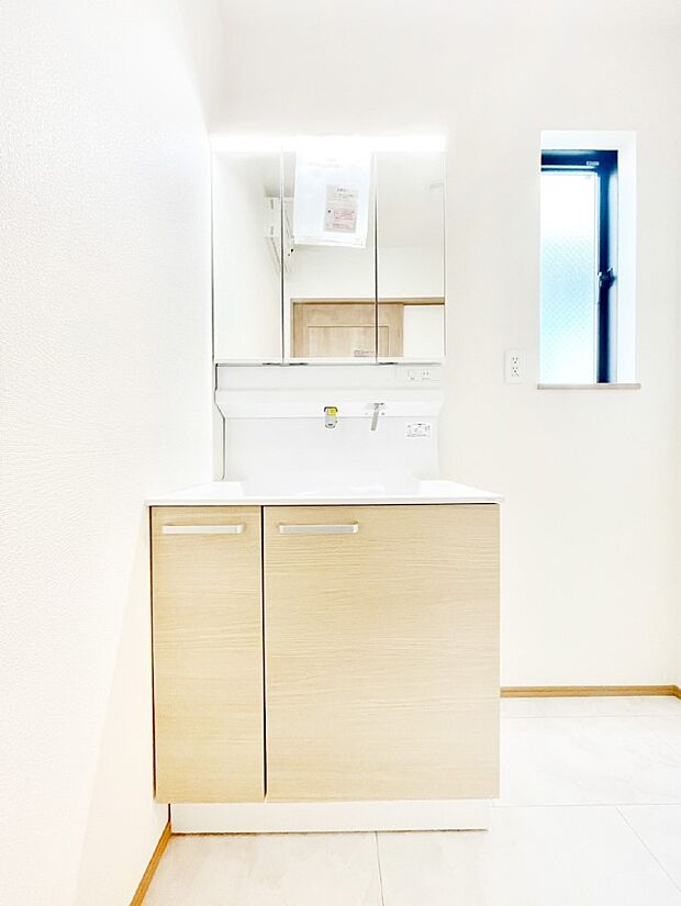 三面鏡キャビネット・シャワー付き洗面化粧台で忙しい朝の身支度もスムーズに!