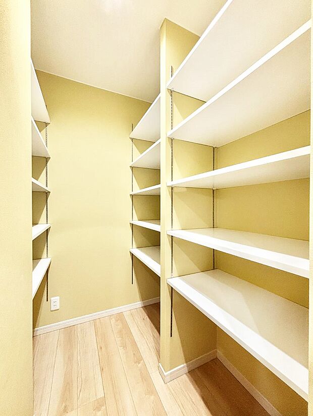 可動棚付きのパントリーで食品や日用品のストックもスッキリ見やすく収納できます！