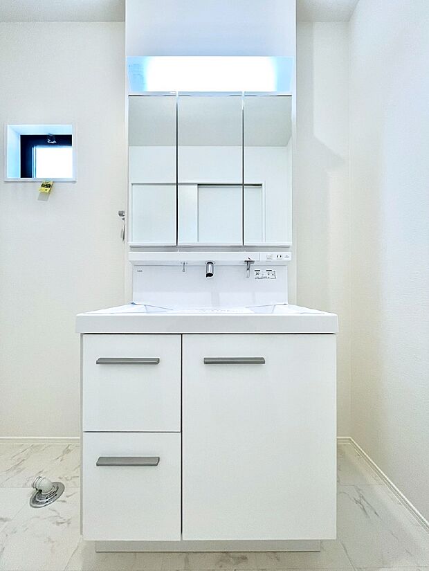 大きく見やすい三面鏡で清潔感ある洗面台は、身だしなみチェックや肌のお手入れにおすすめです。