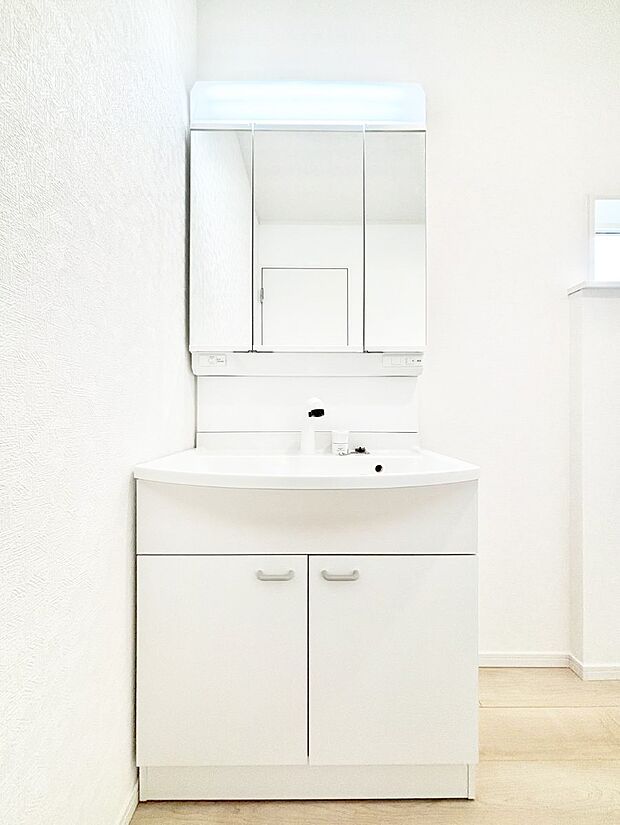 スタイリングに便利な三面鏡、ミラーキャビネットで細かい物スッキリ