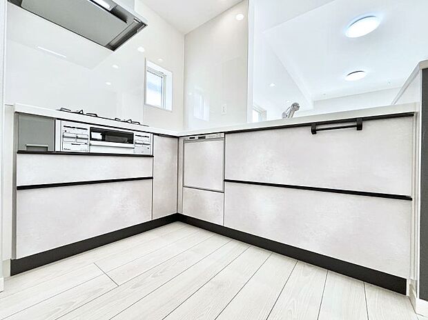 L字型だと料理するスペースも広々と使えます。コンパクトに動けてお料理ラクラク。