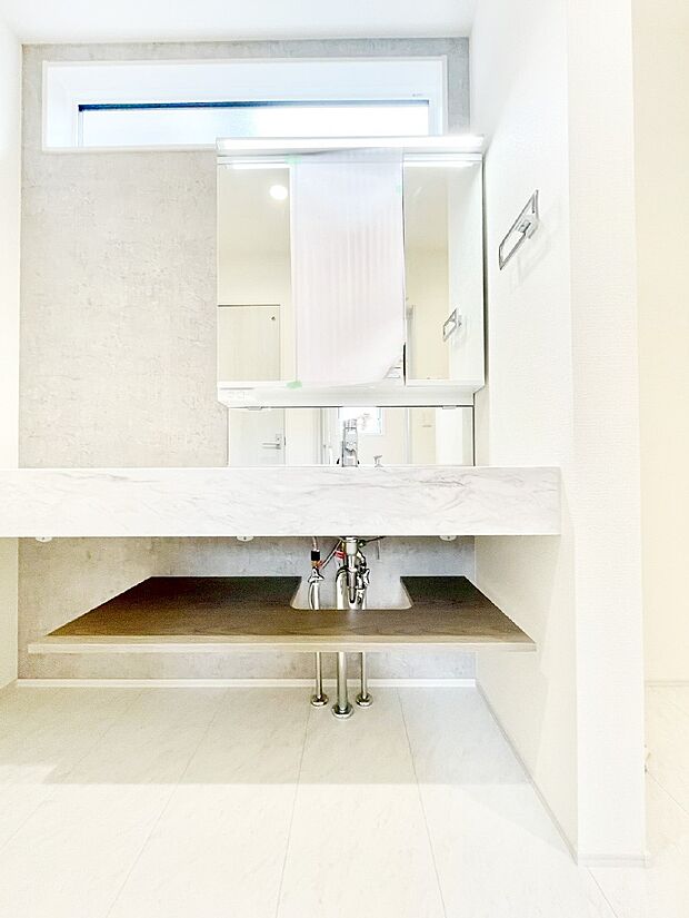 清潔感も保ちやすい洗練されたデザインのフルフラットカウンターを採用した洗面化粧台