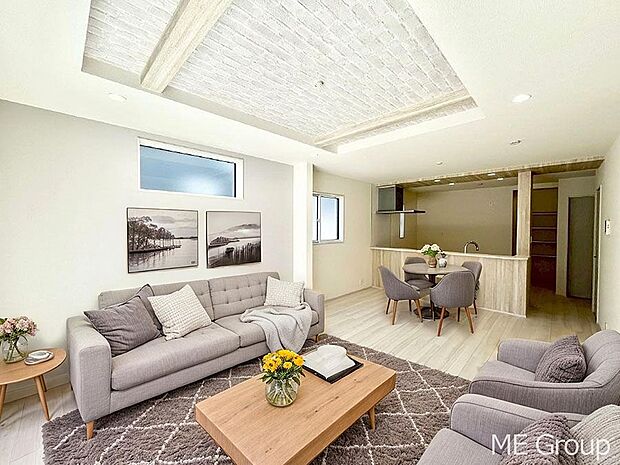 ご家族の賑やかな話し声で包まれる明るいリビング  ※家具はCGです