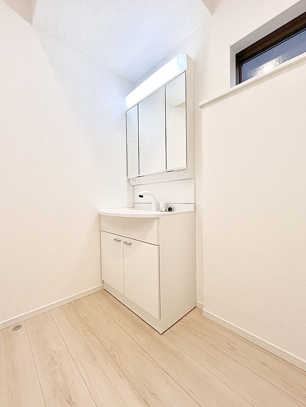 三面鏡の裏に、化粧品や衛生用品などを収納可能。洗面台をすっきりと保ちます!