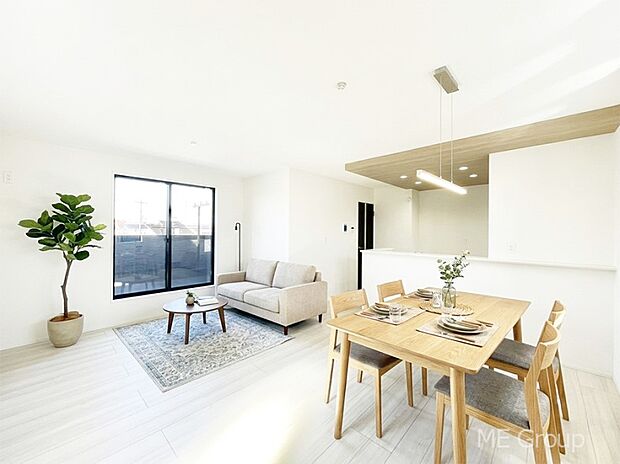 家族の和やかな会話が聞こえてきそう。開放感のあるリビングです。※家具はCGです  