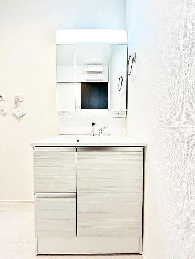 スタイリングに便利な三面鏡、ミラーキャビネットで細かい物スッキリ