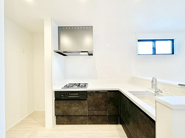 L字型だと料理するスペースも広々と使えます。コンパクトに動けてお料理ラクラク。  