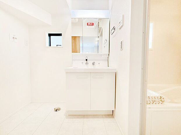 三面鏡キャビネット・シャワー付き洗面化粧台で忙しい朝の身支度もスムーズに！