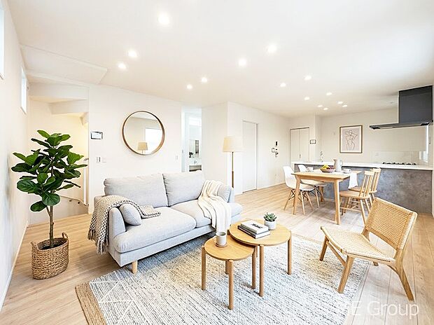 家族の和やかな会話が聞こえてきそう。開放感のあるリビングです。※家具はCGです