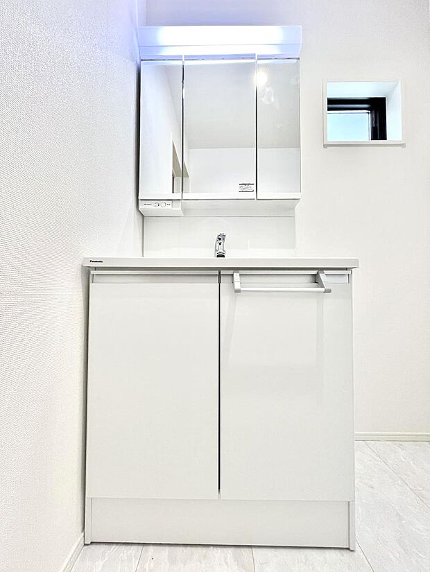 大きく見やすい三面鏡で清潔感ある洗面台は、身だしなみチェックや肌のお手入れにおすすめです。