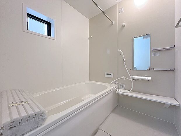 【浴室】～bathroom～　 浴室には窓！浴室は湿気がたまりやすく、換気扇だけではどうしてもカビが出やすいです 