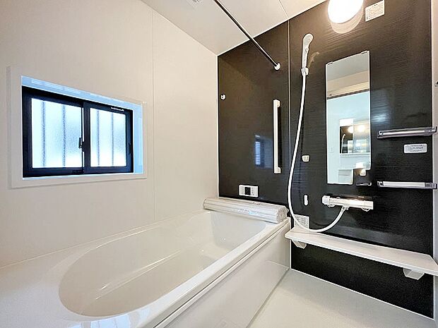【浴室】～bathroom～　 浴室には窓！浴室は湿気がたまりやすく、換気扇だけではどうしてもカビが出やすいです 2号棟