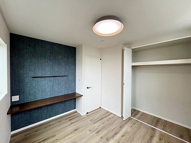 【寝室】アクセントクロスがオシャレ!プライベート時間も充実しそうな主寝室!