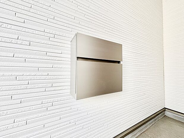 【その他現地】シンプルデザインのポスト。