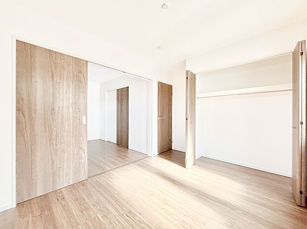 【寝室】収納が充実しているので居住スペースを広々使えます