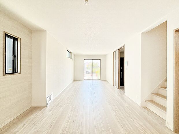 【ダイニング】大きな窓は開放感を演出、たっぷりの陽光が心地よく快適に寛げそう