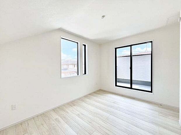 【洋室】2面採光を確保した明るい空間。家族みんなが快適な暮らしを実現する設計です。