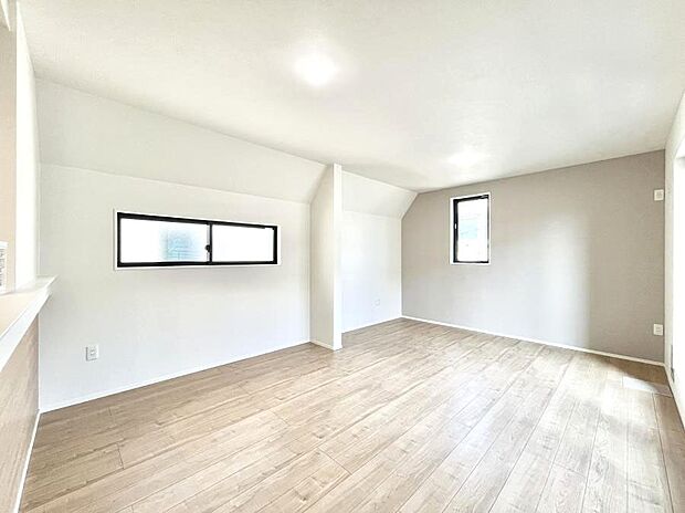 【リビングダイニング】明るい2階リビング!外からの視線をシャットアウトして家族のプライバシーを守ります。